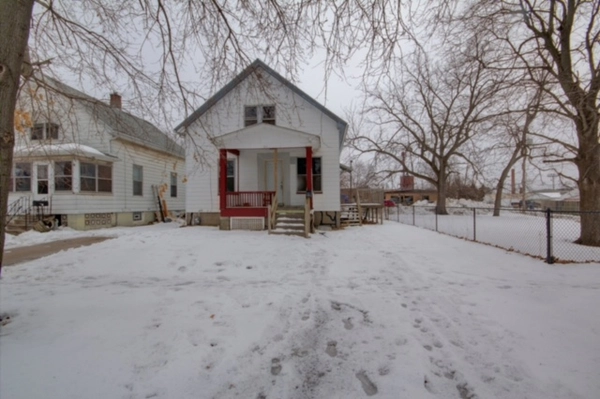615 Rose Ln, Davenport, IA 52802