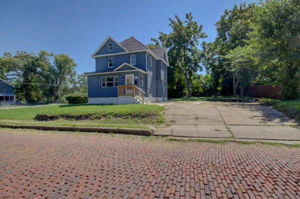 323 E 9th St, Davenport, IA 52803