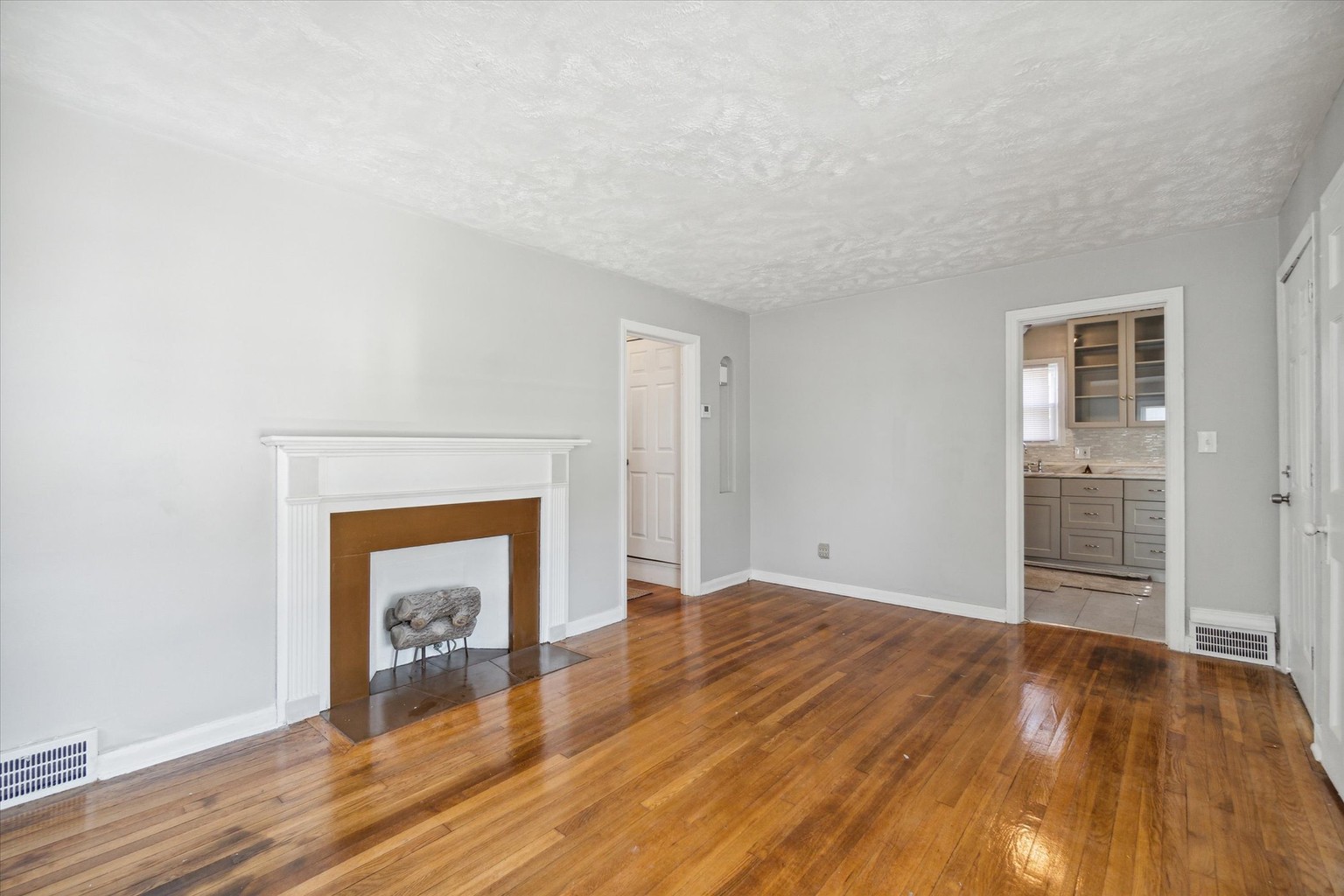 16301 Glendale Ave, Cleveland, OH 44128 Property Details Lofty